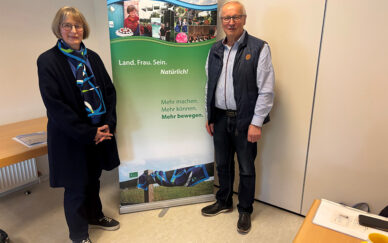 Landfrauenvorsitzende Angelika Von Keiser Mit Dem Kastorfer Bürgermeister Otmar Lohmeier.