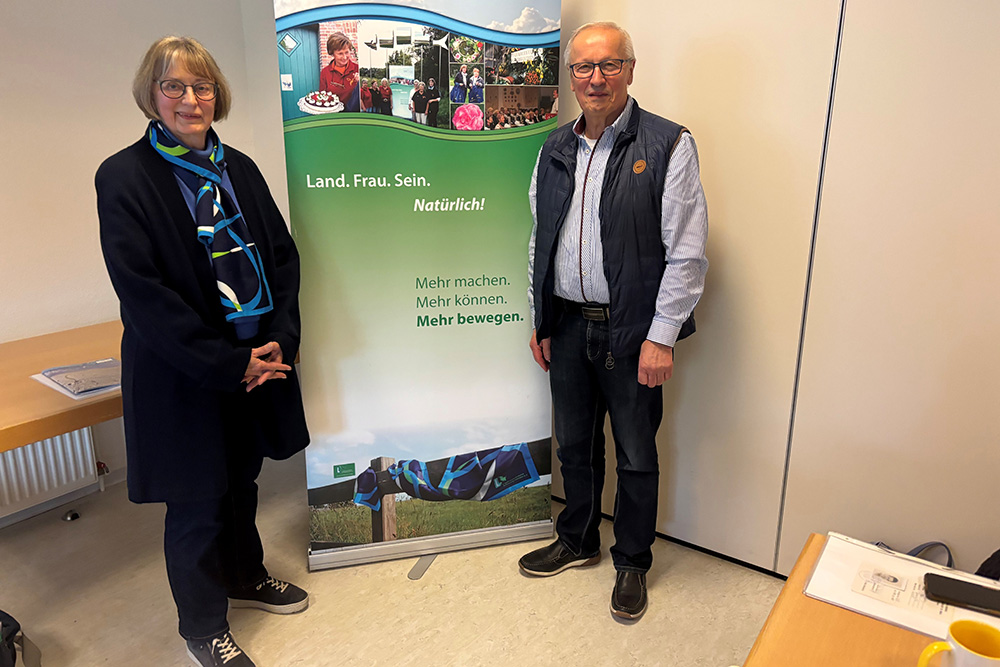 Landfrauenvorsitzende Angelika von Keiser mit dem Kastorfer Bürgermeister Otmar Lohmeier.